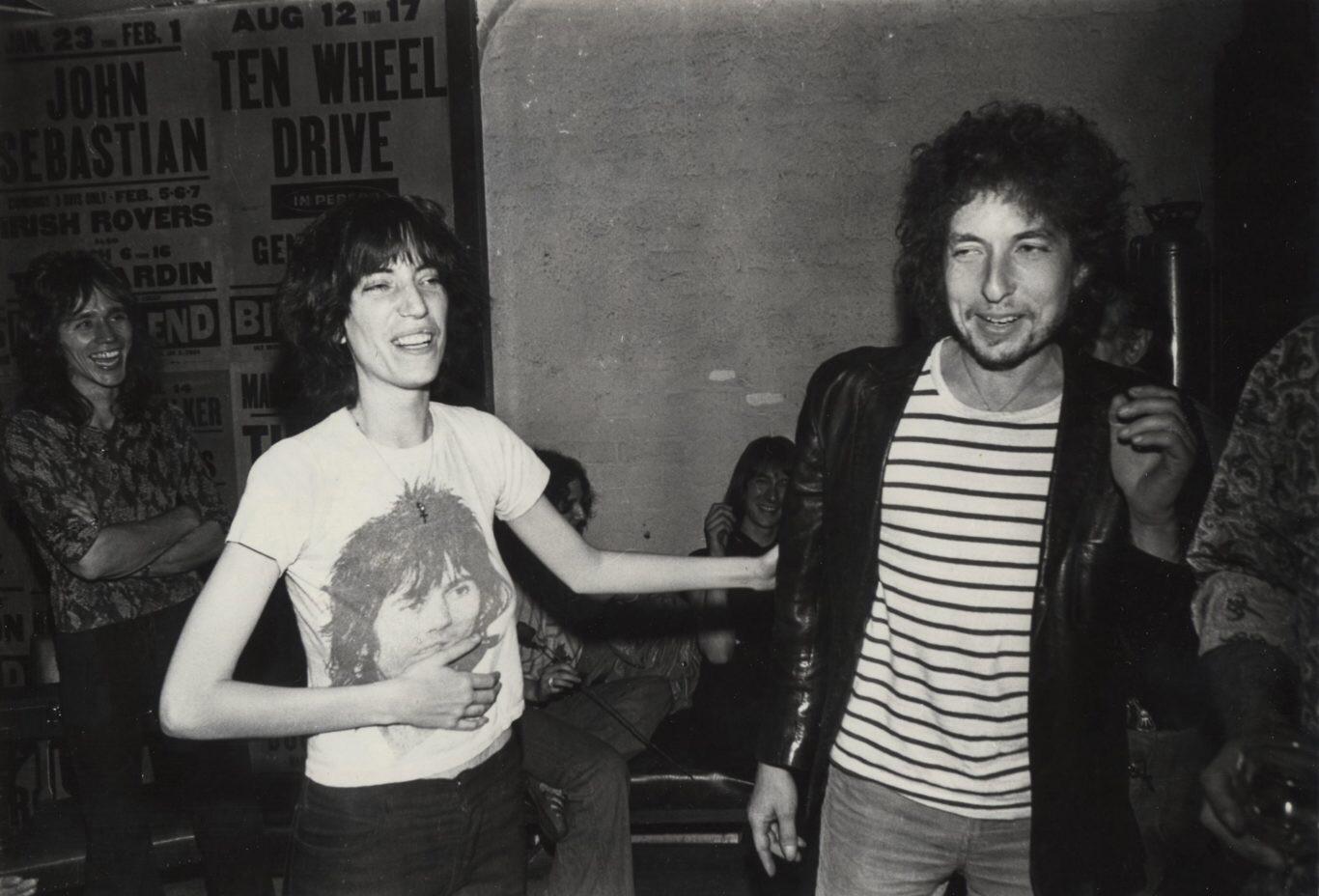 Backstage poetry club: Dylan smirking, Patti laughing and the rest is history.